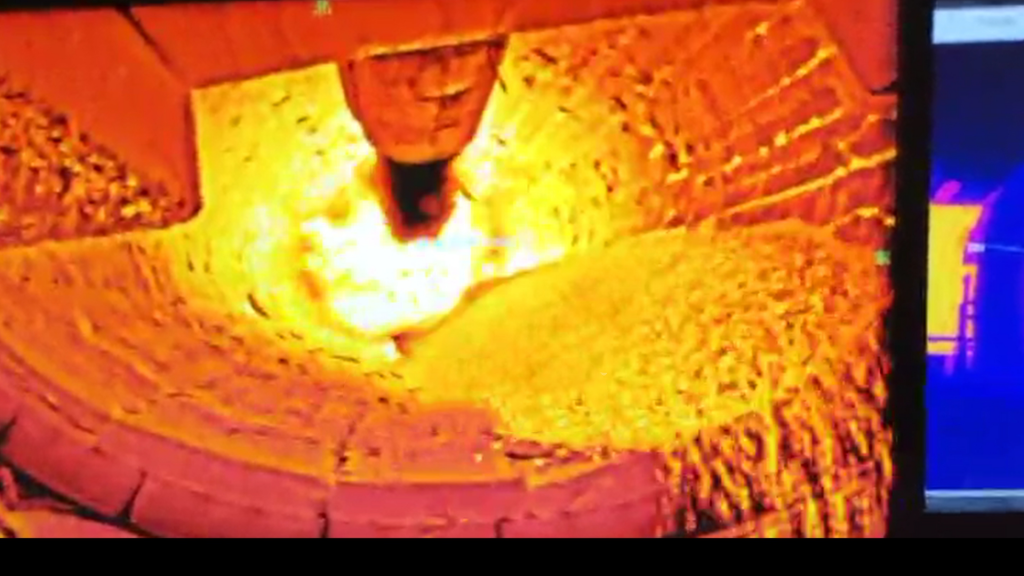 專業紅外熱像儀探入爐窯內部,監測內部溫度